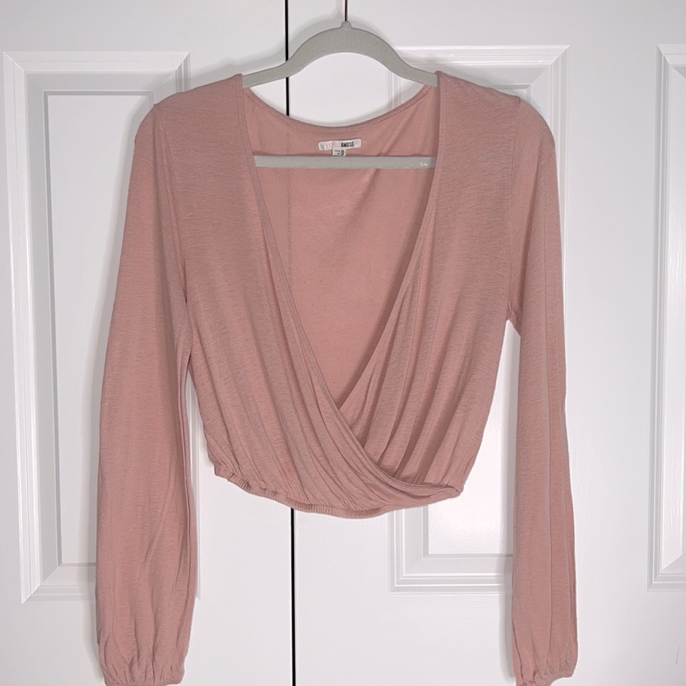 Adorable pink top puff sleeve top with plunging neckline